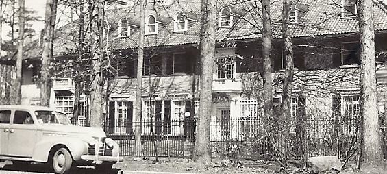 A big mansion with a crescent drive way that became Lyndhurst Lodge